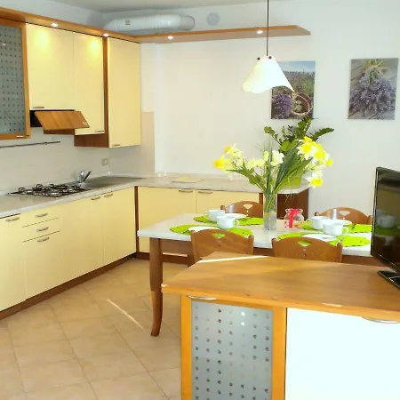Beautiful With Garden And Fireplace Ferienhaus Lazise